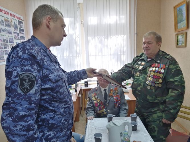 В Орле сотрудники Росгвардии поздравили ветеранов с Днем пожилых людей