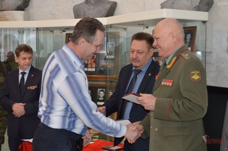 В Орле сотрудники спецподразделений Росгвардии в День неизвестного солдата почтили память погибших коллег-правоохранителей