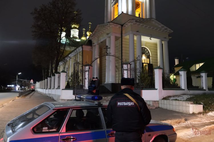 В Орле росгвардейцы обеспечивают правопорядок во время Рождественских праздников 