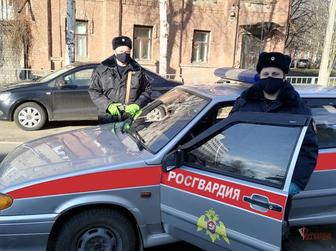 Жители Орла вместе с росгвардейцами стараются снизить распространение коронавирусной инфекции в регионе