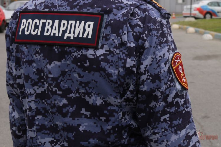 В Орле сотрудники Росгвардии информируют граждан о необходимости соблюдения профилактических мер