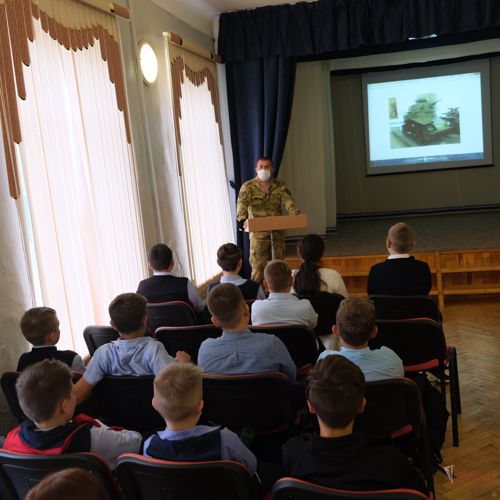 В Орле росгвардейцы встретились с учениками подшефного класса
