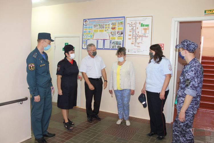 В Орле росгвардейцы проводят проверки объектов социальной сферы в преддверии начала учебного года