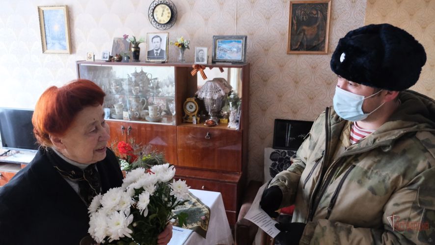 Орловские росгвардейцы поздравили коллегу с 87-летием