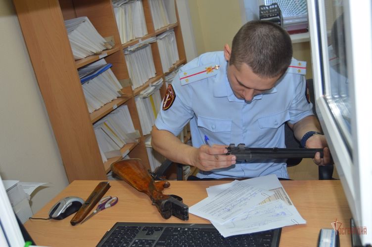 В Орле росгвардейцы проверяют владельцев оружия в преддверии футбольного матча