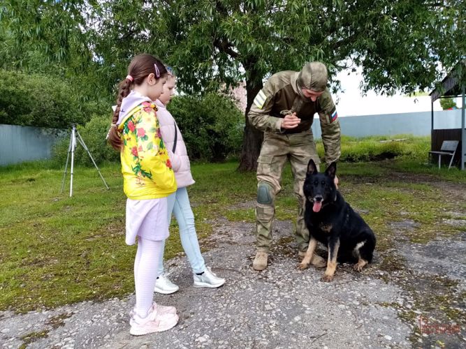 Сотрудники ОМОН исполнили мечту 8-летней орловчанки и познакомили со служебной овчаркой Бредой