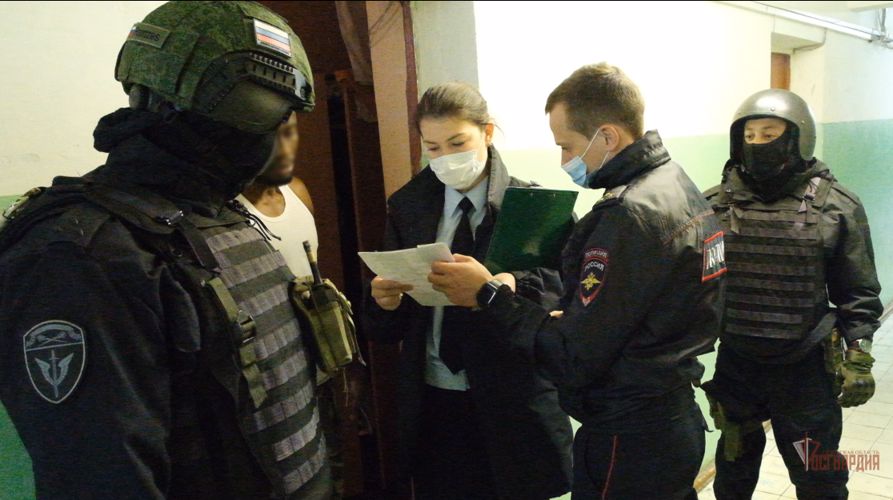 Сотрудники ОМОН обеспечили проведение контрольно-надзорного рейда по проверке соблюдения миграционного законодательства