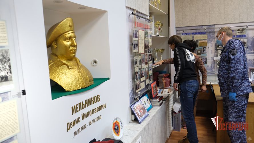 Орловские росгвардейцы навестили маму погибшего сотрудника СОБР