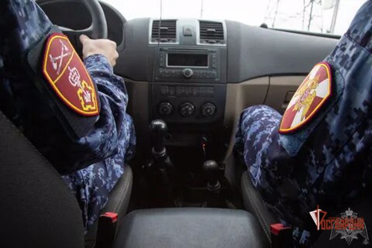 Сотрудники Росгвардии задержали местного жителя по подозрению в хищении кондитерских изделий