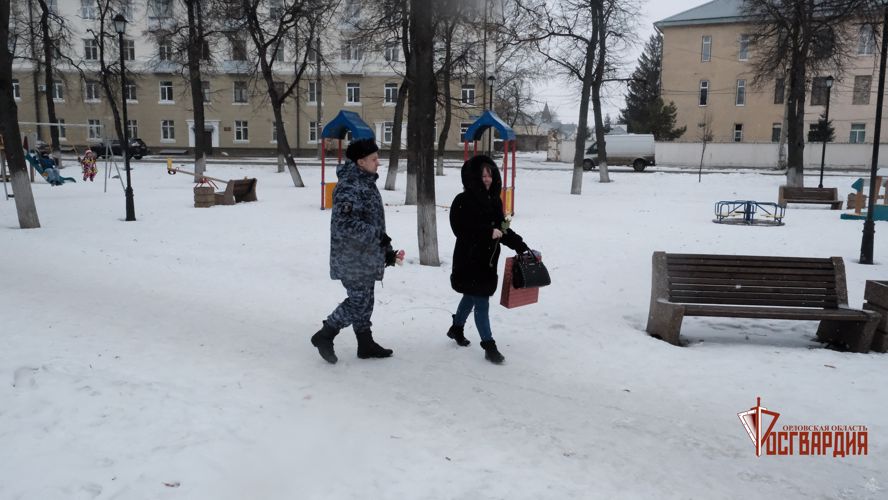 8 марта орловчанки получили цветы от росгвардейцев