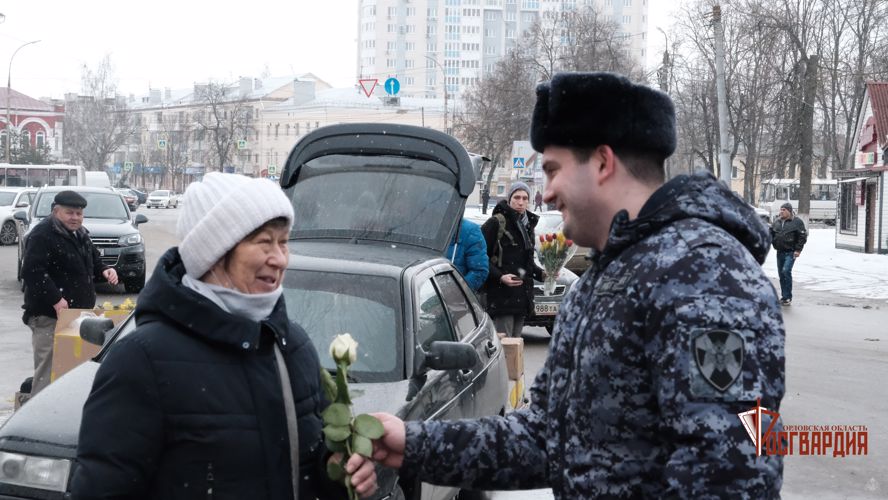 8 марта орловчанки получили цветы от росгвардейцев