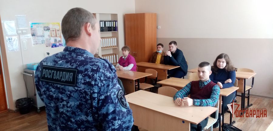 Офицер Росгвардии напомнил орловским школьникам правила безопасности