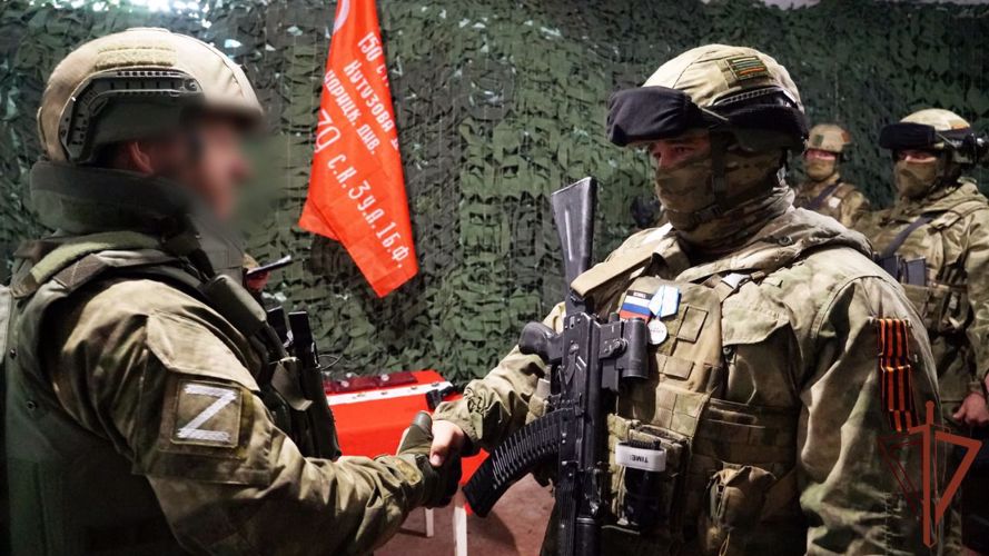 Росгвардейцам, выполняющим задачи в Харьковской области, вручили награды в боевой обстановке