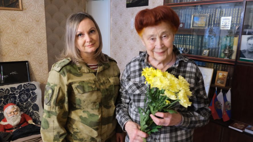 Орловские росгвардейцы поздравили с Днем матери ветерана войск правопорядка