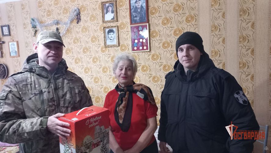 В Орле сотрудники ОМОН поздравили матерей и вдов погибших коллег с новогодними праздниками
