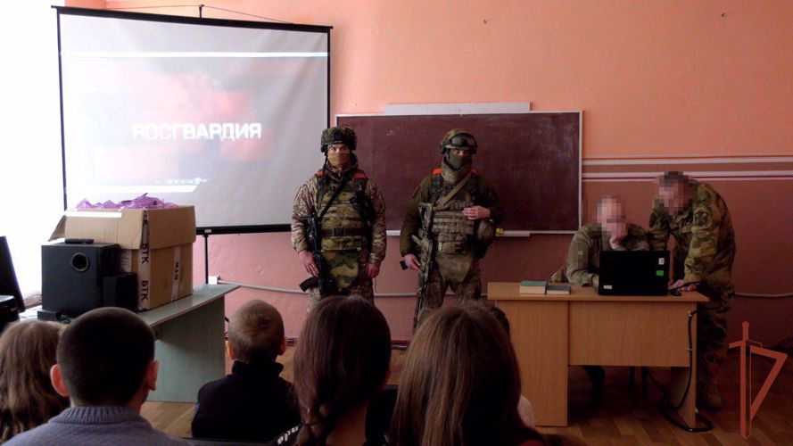 Ко дню памяти Пушкина росгвардейцы передали школьной библиотеке в ЛНР книги, учебные пособия и аудиозаписи с произведениями русских классиков