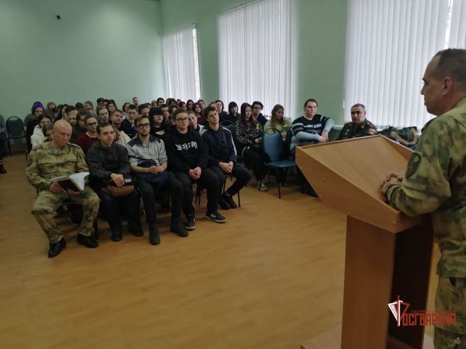 В Орле росгвардейцы поговорили о важном со студентами техникума