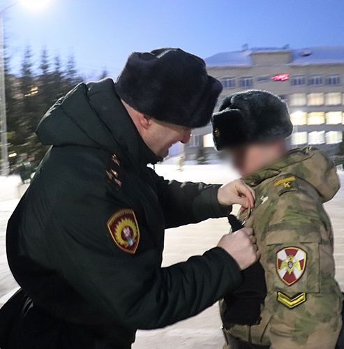 Курсанту Новосибирского военного института Росгвардии – участнику специальной военной операции вручили Георгиевский Крест