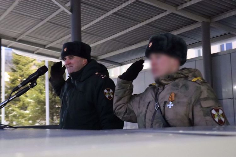 Курсанту Новосибирского военного института Росгвардии – участнику специальной военной операции вручили Георгиевский Крест