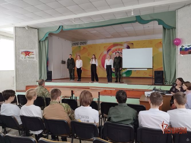 В Орле сотрудники Росгвардии продолжают проводить «Уроки мужества» для школьников