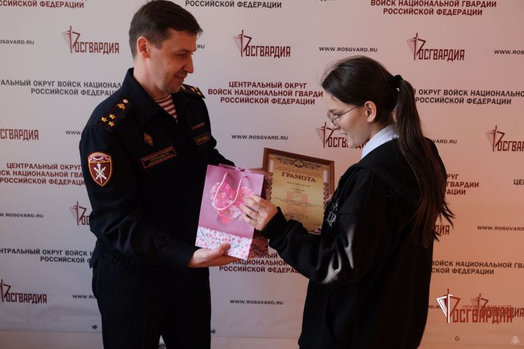 Орловские росгвардейцы наградили победителей конкурса детского рисунка