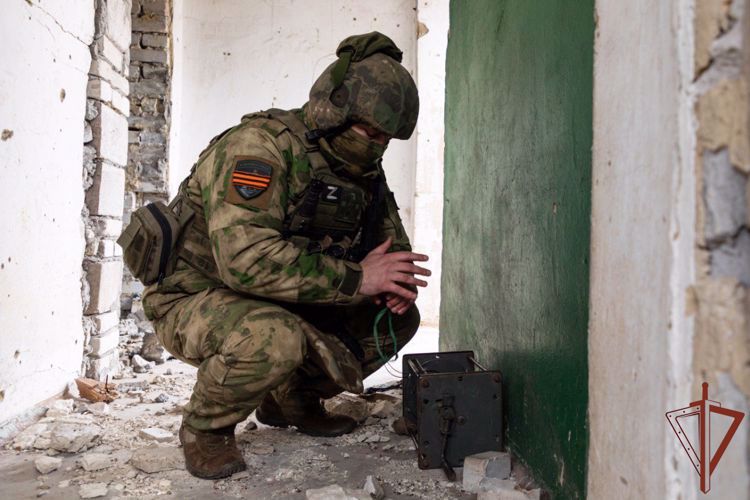Росгвардейцы разминировали дорогу и ликвидировали схрон с боеприпасами в ДНР (видео)