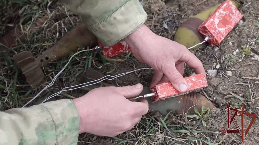 Росгвардейцы разминировали дорогу и ликвидировали схрон с боеприпасами в ДНР (видео)
