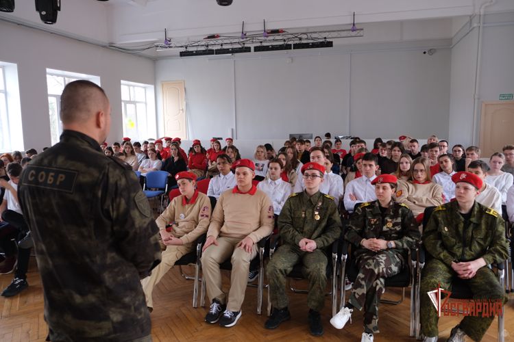 Офицер СОБР «Орел» обсудил с юнармейцами службу в Росгвардии