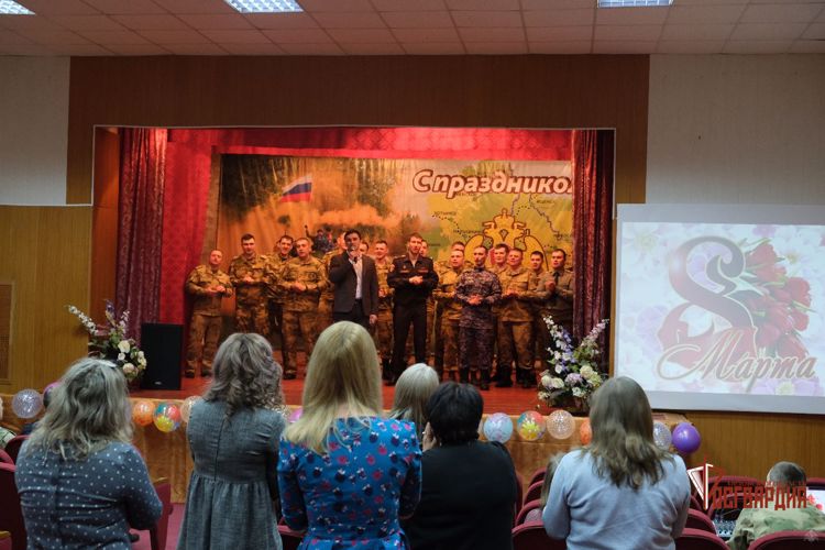 В Орле росгвардейцы поздравили женщин — коллег с праздником весны и красоты