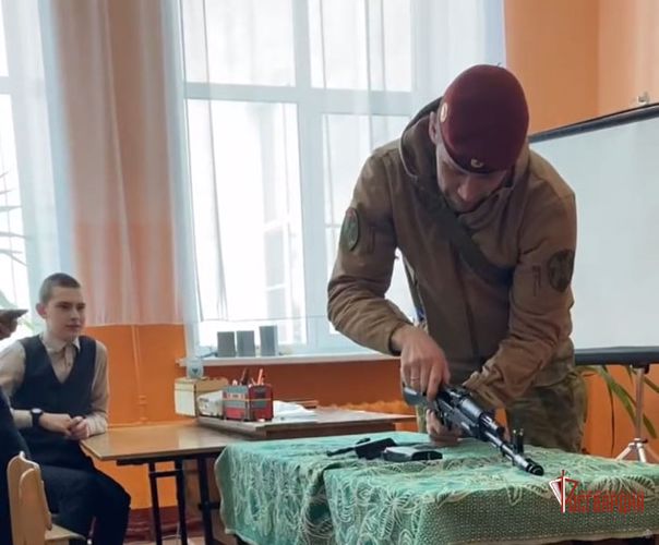Росгвардейцы рассказали о «Гвардейской смене» болховским школьникам