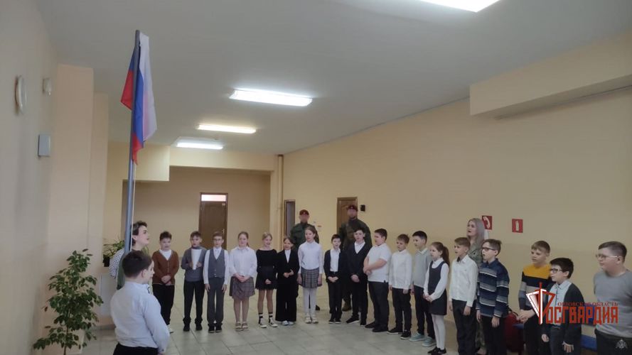 В орловской школе росгвардейцы подняли флаг России