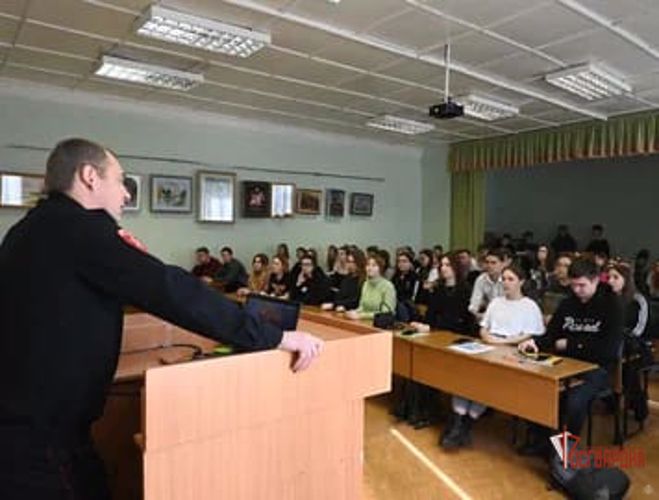 Студенты ОГУ обсудили с офицером Росгвардии риски виртуального общения в сети Интернет