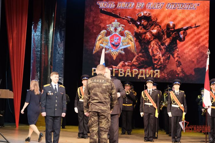 В Орле наградили сотрудников СОБР "Орел" Росгвардии