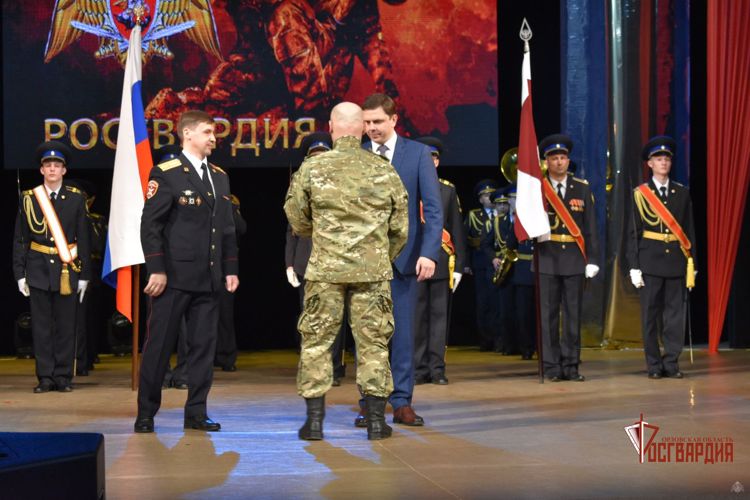 В Орле накануне Дня Росгвардии силовикам вручили награды