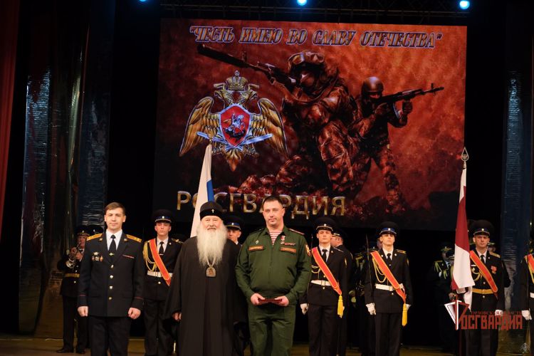 В Орле накануне Дня Росгвардии силовикам вручили награды