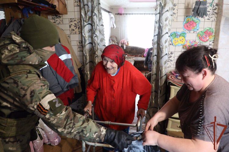 Росгвардейцы оказывают адресную помощь нуждающимся жителям ЛНР