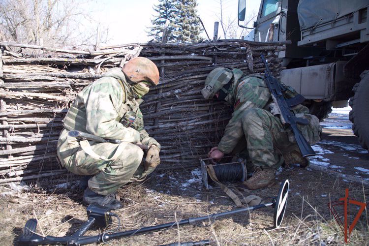 Саперы Росгвардии разминировали дорогу в пригороде Мариуполя