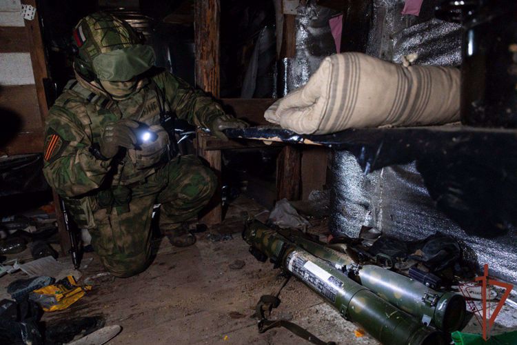 В ДНР росгвардейцы обнаружили склад иностранного вооружения (видео)