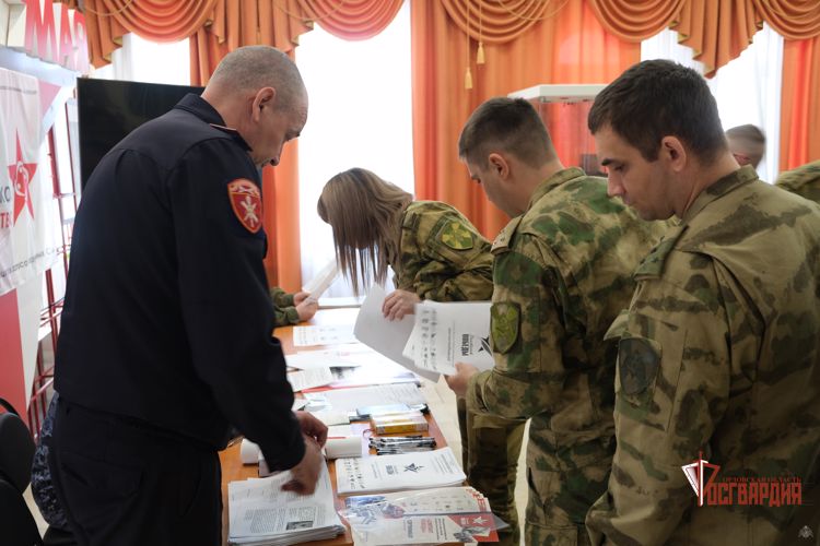  В Орле сотрудники и военнослужащие Росгвардии написали «Диктант Победы»