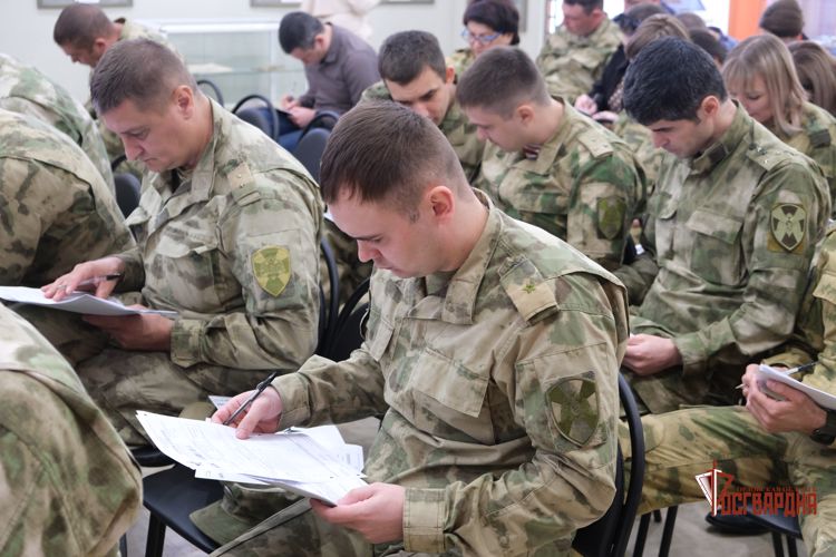  В Орле сотрудники и военнослужащие Росгвардии написали «Диктант Победы»
