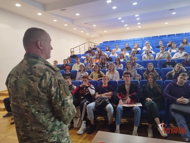 Офицер ОМОН «Крепость» провел патриотическое занятие в орловском вузе
