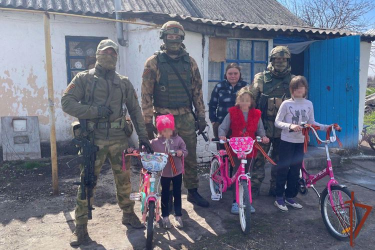   Росгвардейцы — участники спецоперации подарили велосипеды детям погибшего сотрудника Народной Милиции ЛНР