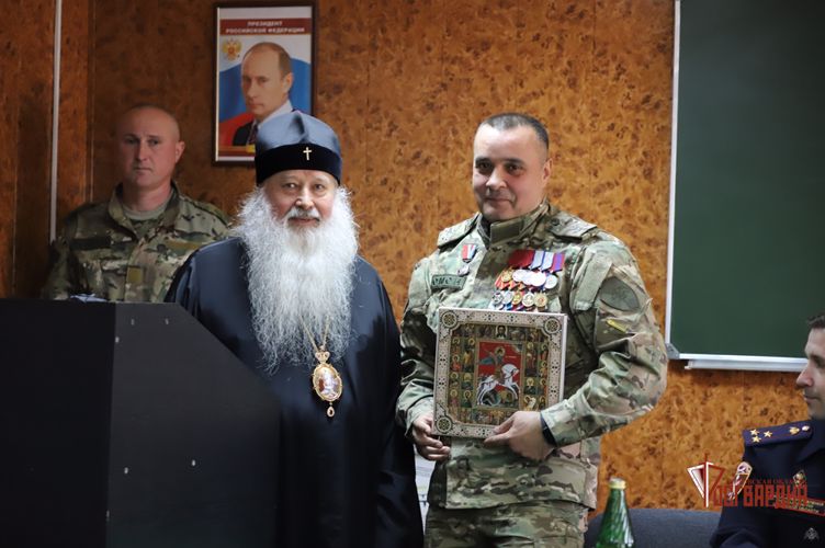 Сотрудники ОМОН «Крепость» приняли в дар от Орловской митрополии икону Георгия Победоносца