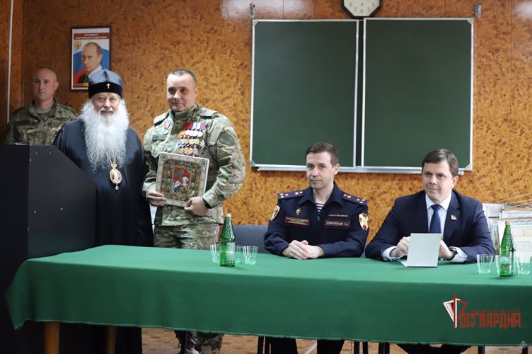 Сотрудники ОМОН «Крепость» приняли в дар от Орловской митрополии икону Георгия Победоносца