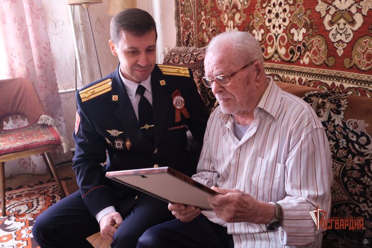 Орловские росгвардейцы поздравили ветерана-фронтовика с 78-летием Победы
