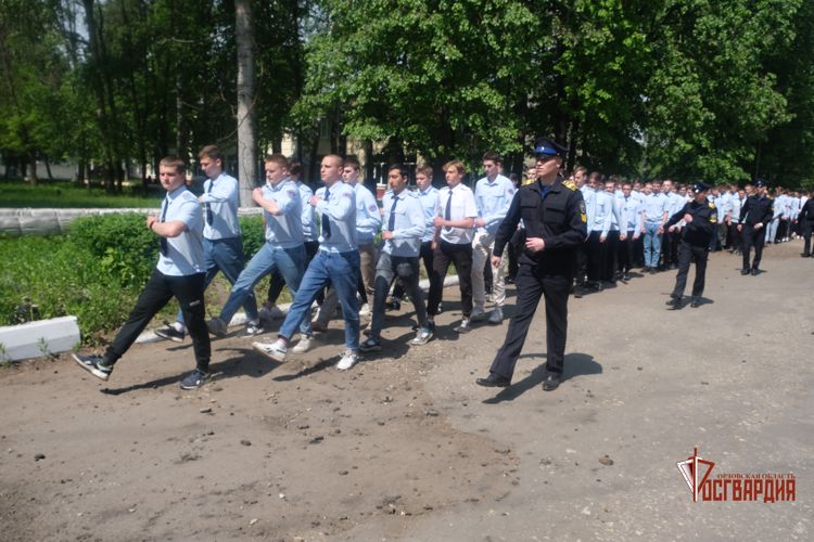 В Орле росгвардейцы поздравили учащихся подшефного техникума путей сообщения с завершением военных сборов