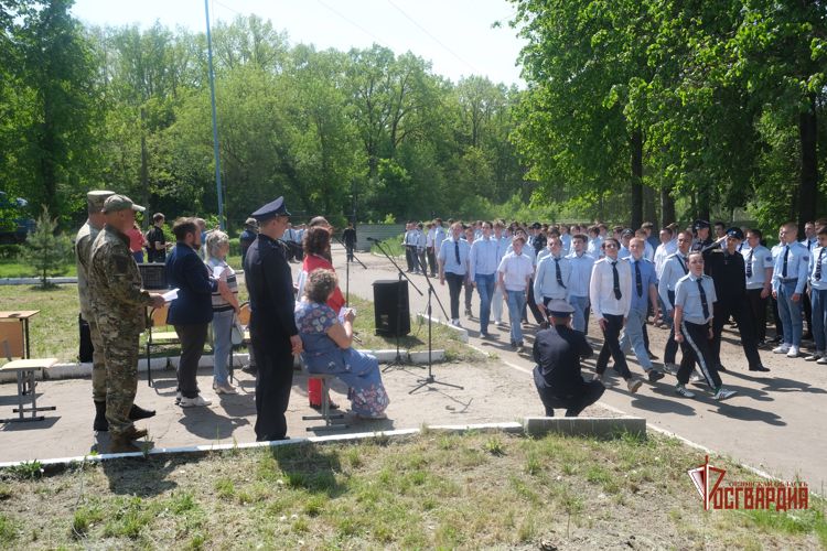 В Орле росгвардейцы поздравили учащихся подшефного техникума путей сообщения с завершением военных сборов