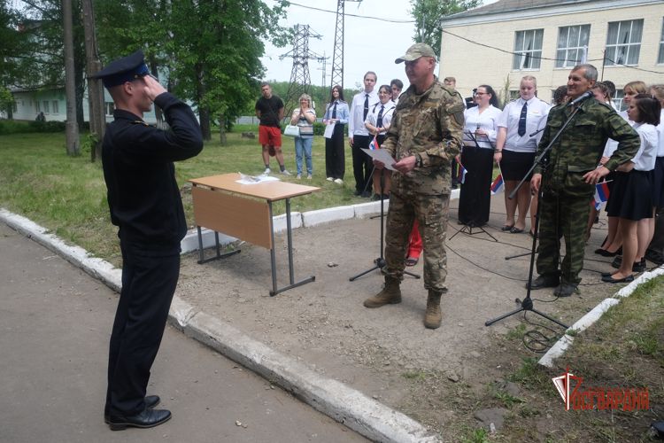 В Орле росгвардейцы поздравили учащихся подшефного техникума путей сообщения с завершением военных сборов