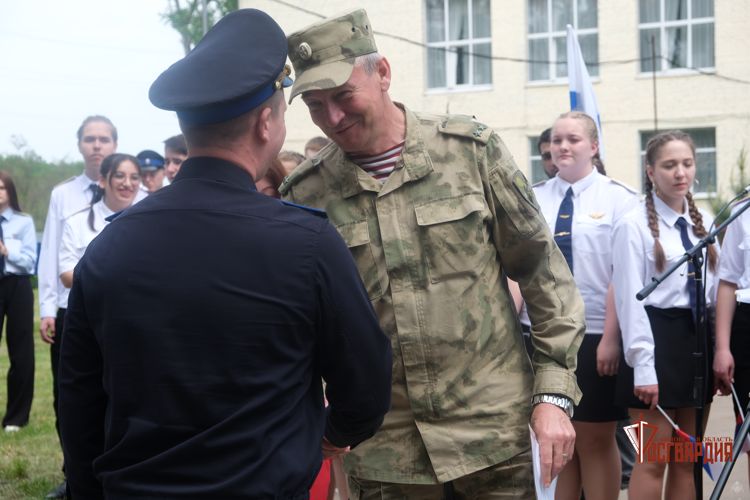 В Орле росгвардейцы поздравили учащихся подшефного техникума путей сообщения с завершением военных сборов