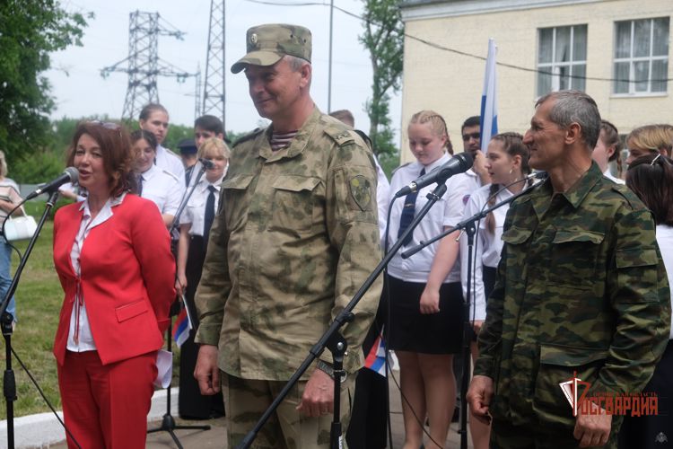 В Орле росгвардейцы поздравили учащихся подшефного техникума путей сообщения с завершением военных сборов